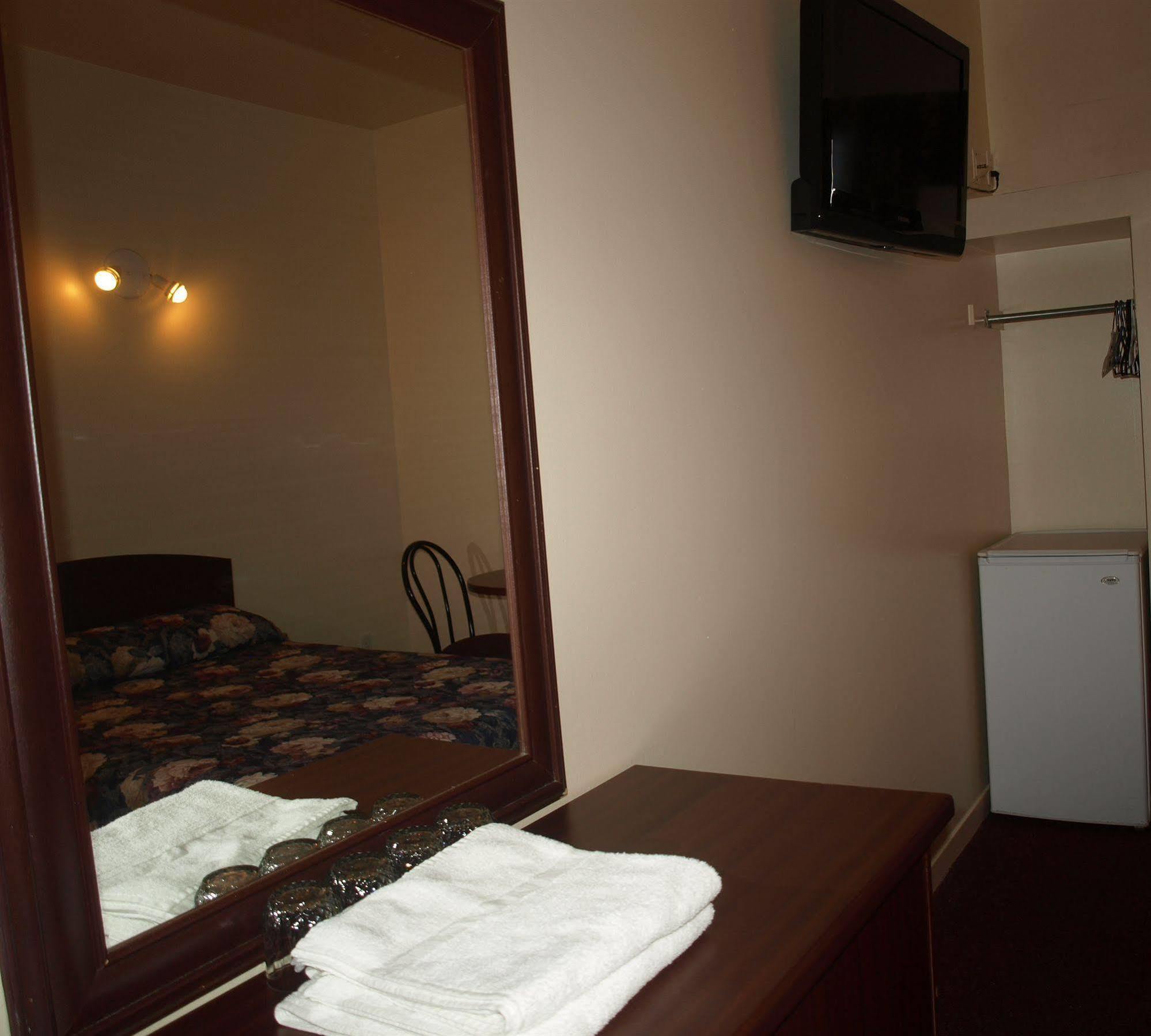 Quality Inn Centre-Ville Montreal Exterior photo