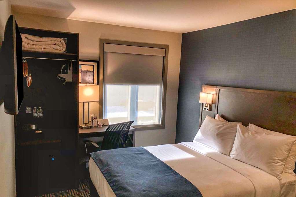 Quality Inn Centre-Ville Montreal Room photo